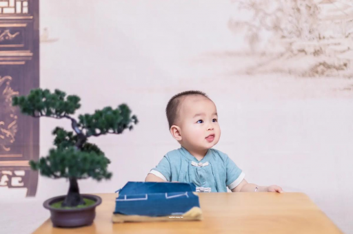 曲靖怀孕肚子中间凹两边凸